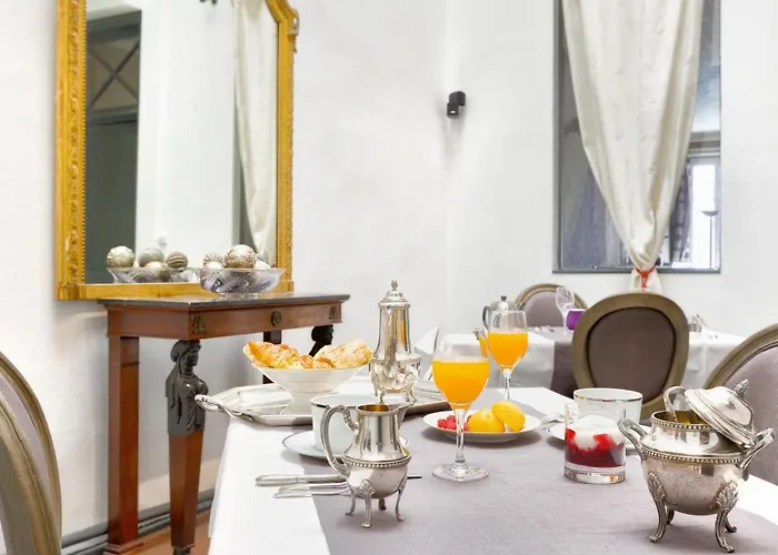 Cour Des Dames Bed & Breakfast 4*